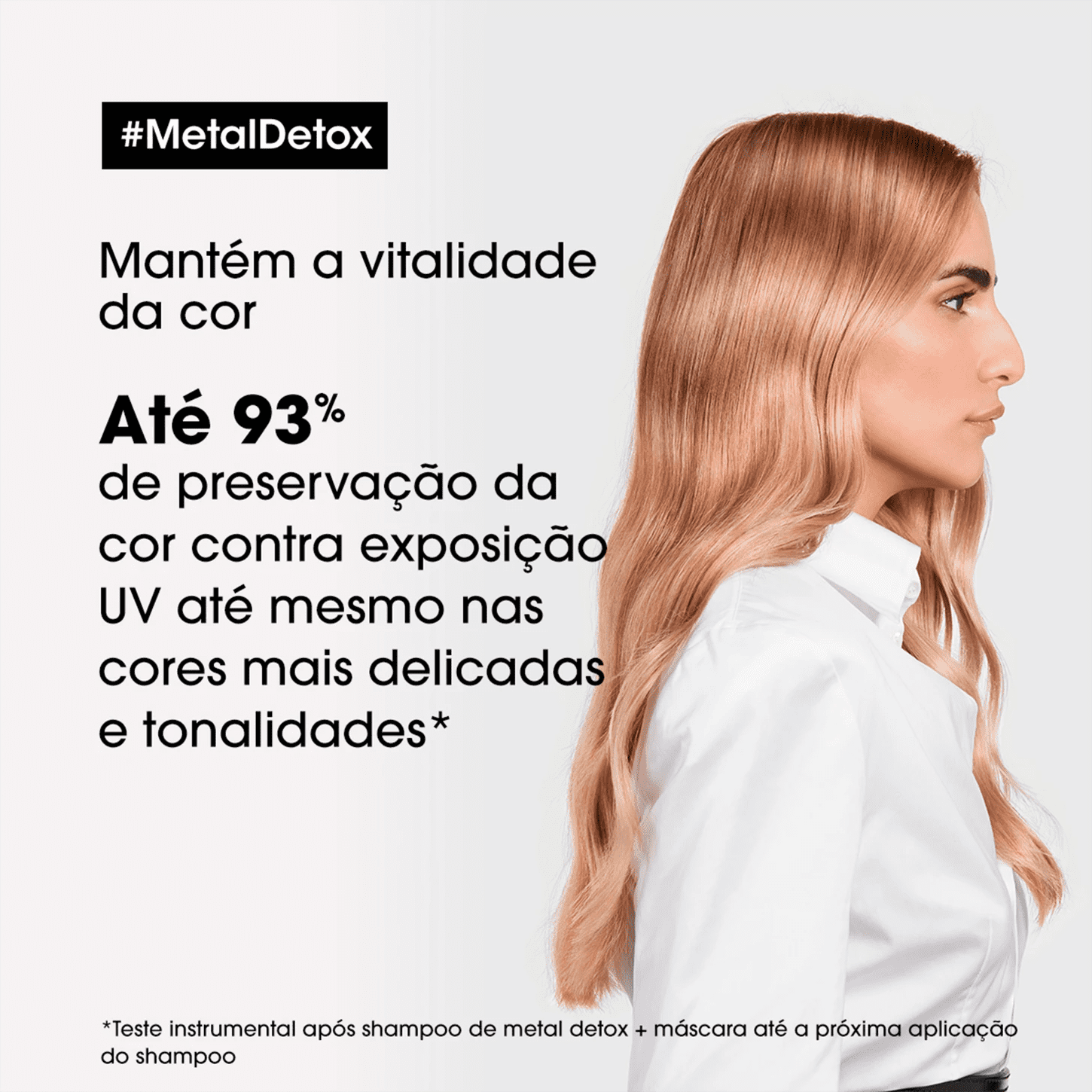 Foto de uma mulher loira com cabelos sedosos e um texto " mantém a vitalidade da cor, até 93% de preservação da cor contra exposição UV até mesmo das tonalidades mais delicadas."