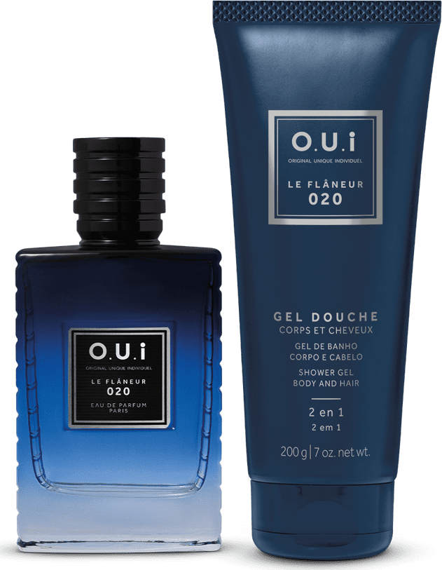 Frascos do perfume e gel de banho O.U.i Le Flâneur 020. Perfume à esquerda, em frasco de vidro azul escuro com detalhes pretos na tampa. O gel de banho, à direita, é embalado em um tubo plástico azul marinho com escrita em prata onde se lê gel douche.