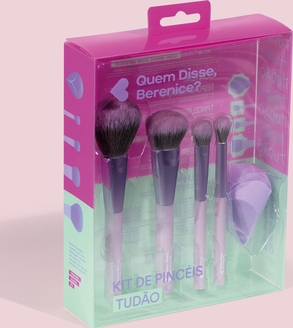É um kit de pincéis de maquiagem da marca Quem Disse, Berenice?. O kit vem em uma embalagem plástica transparente com uma caixa externa rosa e verde. O texto na embalagem diz "Kit de Pincéis Tudão" e apresenta o logotipo da marca.