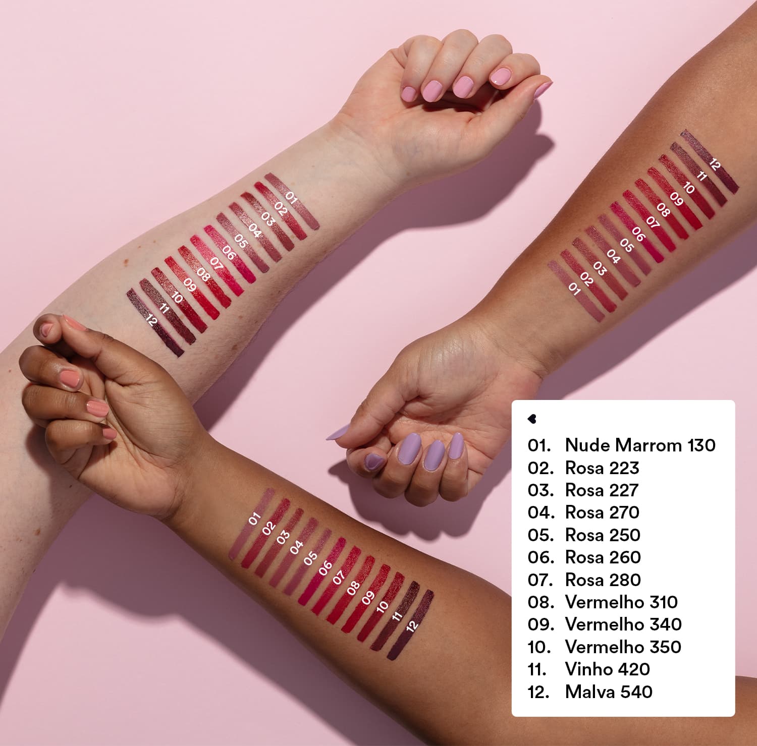 O produto apresentado na imagem é uma paleta de cores para batons. Contém 12 diferentes tons de rosa, vermelho,marrom e vinho, com numeração indicando o nome de cada cor. As cores são exibidas em tiras horizontais em 3 braços de cor de pele diferentes.