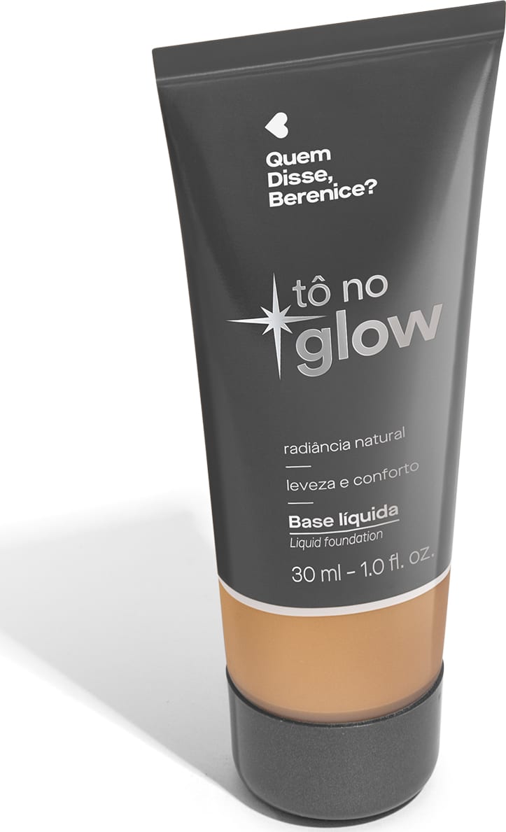 O produto apresentado é uma base líquida da marca Tô no Glow, com embalagem em tubo plástico de cor cinza escura. O rótulo exibe o nome da marca e o texto "Radiância natural, leveza e conforto" em letras brancas.