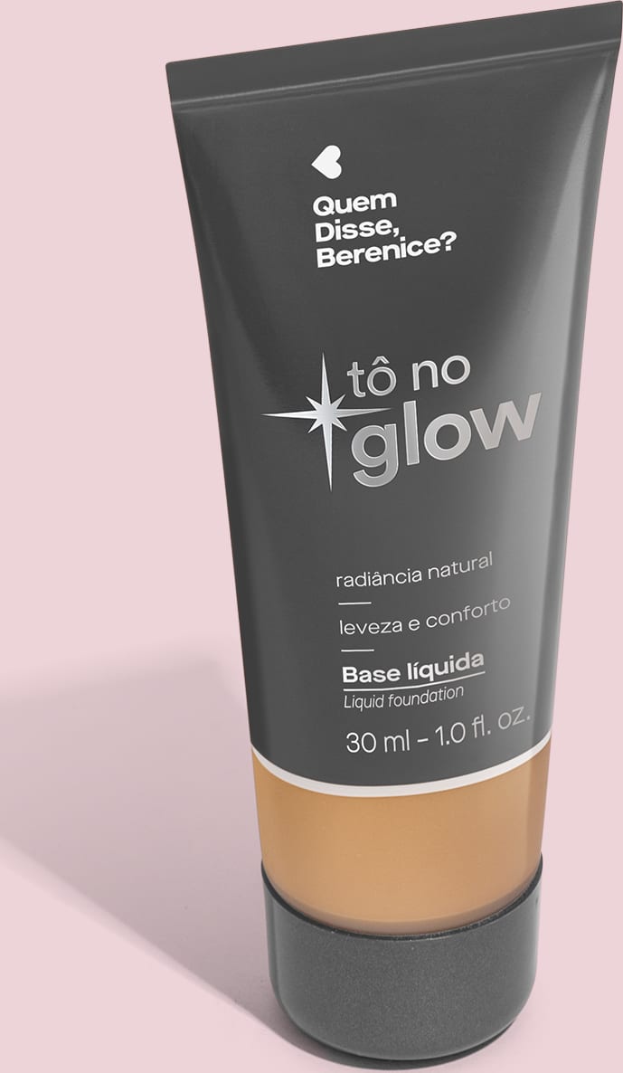 O produto apresentado é uma base líquida da marca Tô no Glow, com embalagem em tubo plástico preto e branco. O rótulo exibe o nome da marca e a descrição "Radiância natural, leveza e conforto". O produto é classificado como "Base líquida".