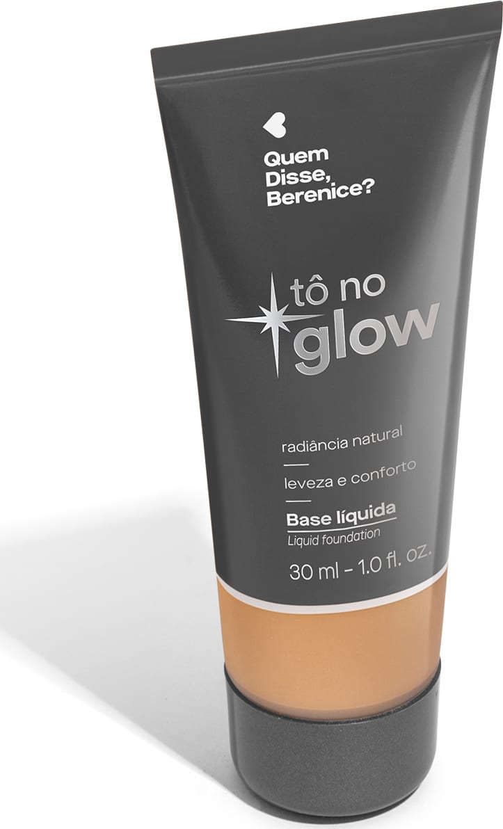 O produto apresentado é uma base líquida da marca Tô no Glow, com embalagem em tubo plástico de cor cinza escura. O rótulo exibe o nome da marca e o texto "Radiância natural, leveza e conforto" em letras brancas.