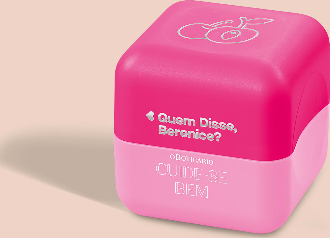 Balm labial em embalagem hexagonal na cor rosa vibrante. O rótulo na parte inferior exibe o texto "Quem Disse, Berenice?" seguido por "OBOTICÁRIO" e "CUIDE-SE BEM!" em letras menores. A embalagem tem um acabamento brilhante e uma aparência compacta.