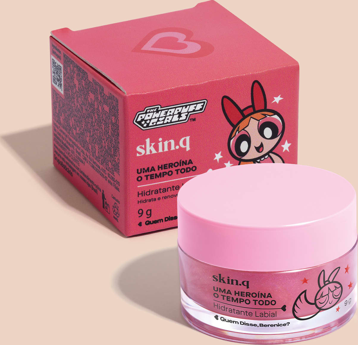 Caixa rosa com logotipo das Meninas Superpoderosas e produto de hidratação labial da linha Skin.q, com embalagem rosa e ilustração de personagem.
