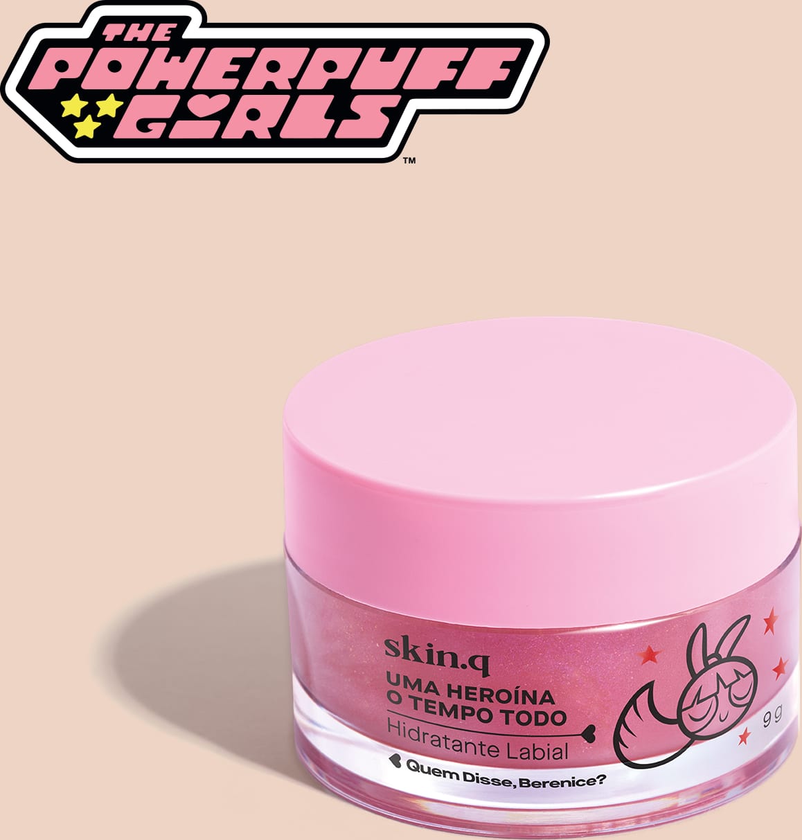 Embalagem rosa de um hidratante labial da marca "The Powerpuff Girls", com o texto "Uma heroína o tempo todo" e ilustrações da personagem Florzinha.