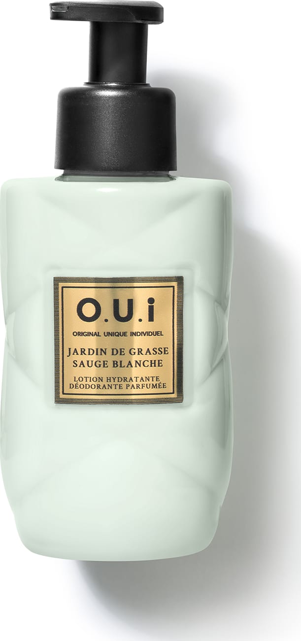 Frasco tipo pump de loção hidratante e desodorante perfumada da marca O.U.I., com embalagem de vidro na cor verde-clara e rótulo dourado com texto em francês.