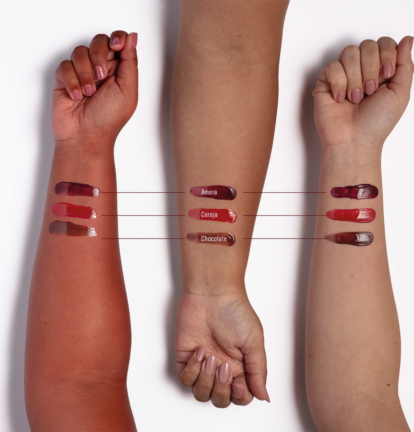 Imagem de braços com aplicação do Hidratante Labial, nas cores Amora em diferentes tons de pele. Em pele avermelhada os tons ficam brilhantes e com menor contraste; em pele parda, ficam com brilho médio, na pele branca, ficam nítidos e vibrantes.