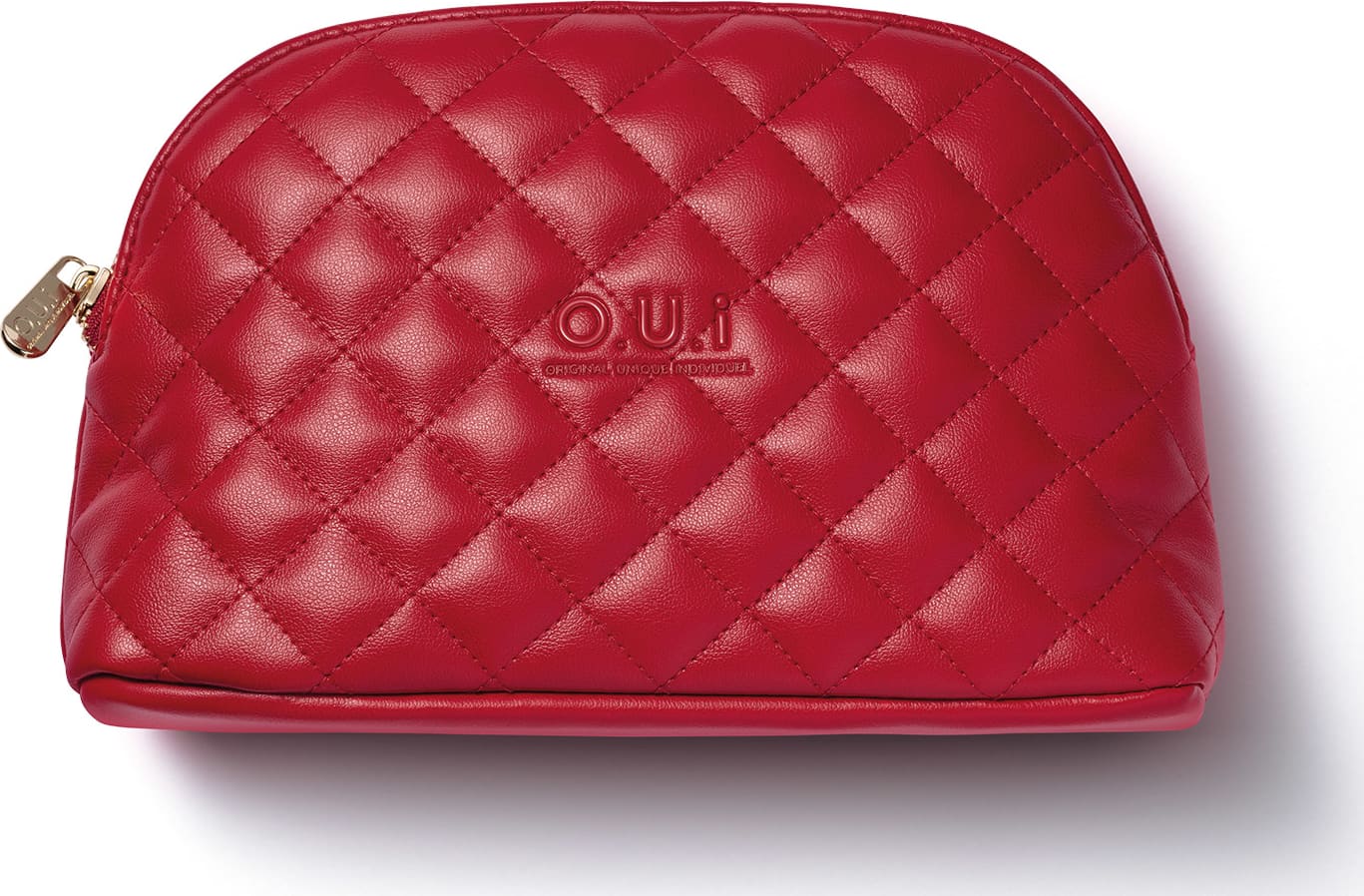 Nécessaire vermelha de couro acolchoado com zíper dourado e logotipo da marca O.U.i. impressos na superfície.