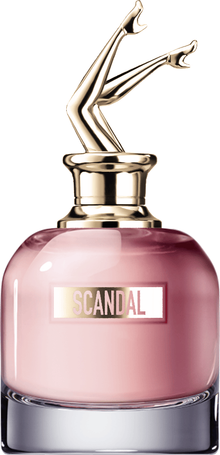 Perfume em frasco de vidro rosa com tampa metálica dourada em forma de pernas femininas. O frasco tem base cromada e o rótulo exibe o texto "SCANDAL" em letras maiúsculas douradas.