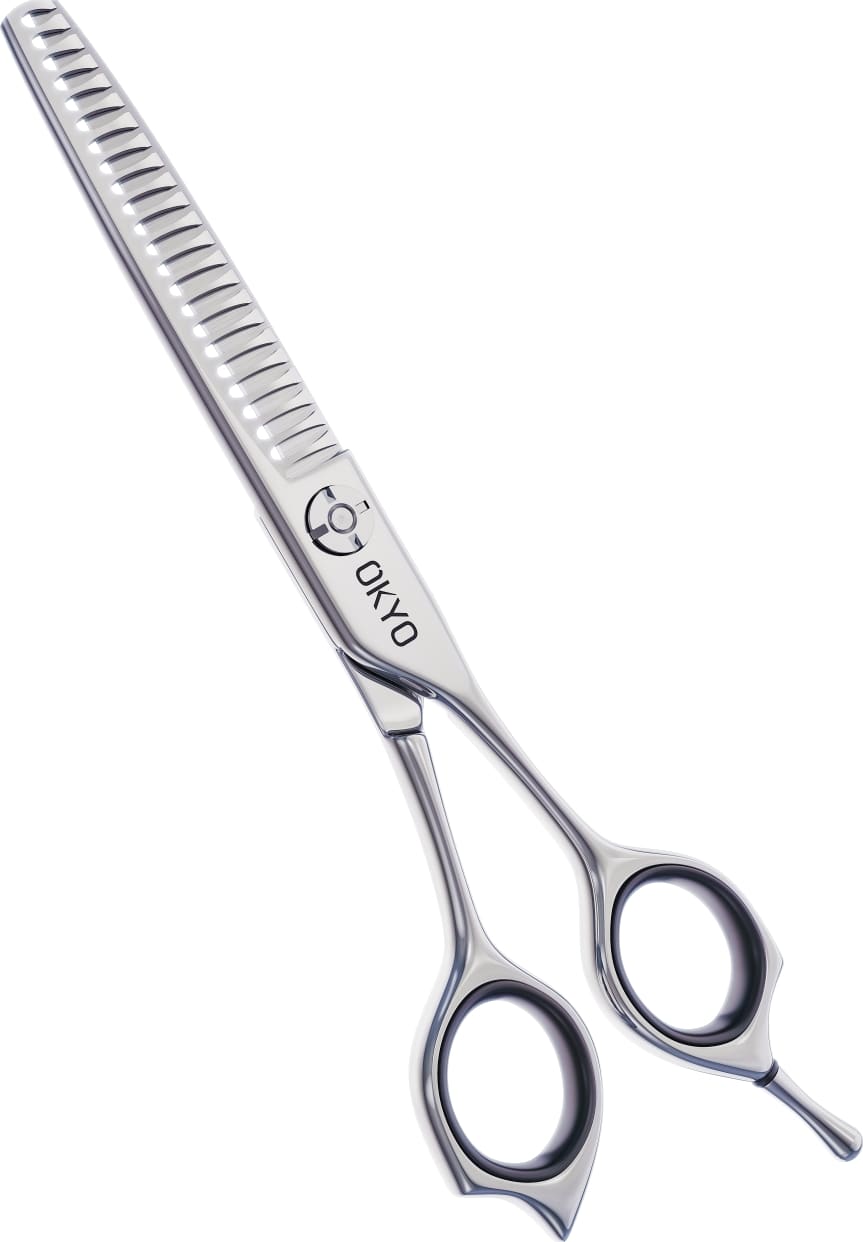 Tesoura de corte de cabelo profissional da marca Okyo, com lâminas de aço inoxidável e design ergonômico. Apresenta um acabamento prateado e detalhes gravados com o logotipo da marca.