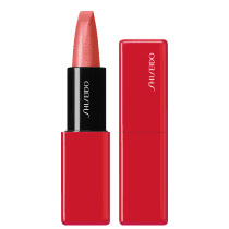 A imagem mostra batom da marca Shiseido, com embalagem vermelha e parte interna com base preta com o logotipo "Shiseido" em branco. Ao lado, um estojo retangular vermelho brilhante, também com o logotipo "Shiseido" em branco.