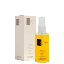 A imagem traz uma caixa branca e o óleo capilar Love Oil 55ml da marca MAB Marco Antônio de Biaggi by Alfaparf Milano, em frasco transparente com o seguinte texto na cor preta: nome do produto e da marca, além de multibenefícios, squalano e lino oil.