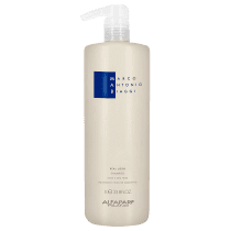 A imagem mostra o Shampoo Real Liss da marca MAB Marco Antônio Biaggi by Alfaparf Milano. O frasco é branco com uma bomba dosadora na parte superior. Traz o nome "Marco Antônio Biaggi" com letras azuis, texto cabelos lisos e sem frizz e volume de 1 litro.