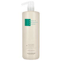 A imagem mostra O Condicionador Long & Force 1 litro da marca MAB Marco Antônio de Biaggi by Alfaparf Milano, um frasco de plástico branco com dosador e com detalhes em verde. Lista os benefícios de crescimento e força e ativos Squalano e Algas do Taiti.