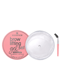 A imagem mostra um potinho redondo com o gel de sobrancelha transparente. Além disso, há uma pequena escovinha aplicadora rosa ao lado direito. Já ao lado esquerdo está a tampa do produto no tom rosa com informações destacadas em uma cor prata.