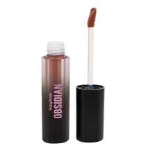 Batom líquido Ruby Rose na cor roxa, em frasco preto opaco. Ao lado, está o aplicador do batom com haste branca.