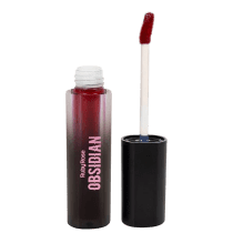 Batom líquido Ruby Rose na cor roxa, em frasco preto opaco. Ao lado, está o aplicador do batom com haste branca.