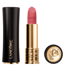 Imagem mostra 3 componentes do batom Lancôme L’Absolu Rouge Drama Matte: o tubo preto e dourado com a palavra “Lancôme” escrita na lateral, o tubo dourado contendo o batom rosa e uma tampa dourada com o logotipo da rosa da Lancôme.