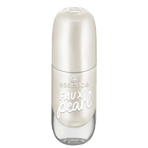 Ffrasco de vidro transparente com tampa branca perolada. O frasco tem formato cilíndrico alongado. Na parte frontal, está impresso em letras brancas o nome do produto "faux pearl" e o logotipo da marca "essence".