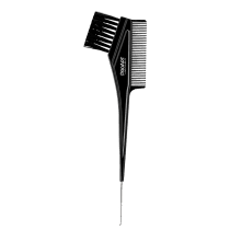 Pente preto da marca ProArt com dentes finos e longos, com formato triangular e cabo estreito, em fundo escuro.