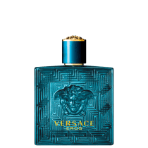 A imagem mostra o frasco de perfume da Versace, com forma quadrada e feito de vidro azul. No centro do frasco, há uma cabeça de medusa esculpida em alto relevo e o topo do frasco possui uma tampa azul com detalhes dourados.