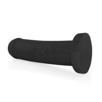 Plug anal preto com formato curvo e textura marcada, projetado para proporcionar prazer e estimulação. Produto da marca Aine, com design discreto e minimalista.