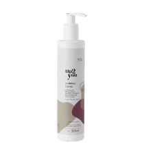 Embalagem plástica branca com bomba dosadora. Rótulo com o nome da marca "Up2You" e o produto "Proteína Ma-ra" em letras pretas. Embalagem de 300ml, com detalhes gráficos em tons de roxo e b