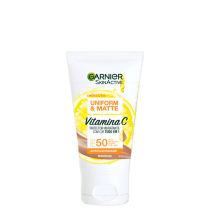 Protetor Solar com Cor Garnier SkinActive Uniform & Matte Vitamina C FPS 50 Morena 40g