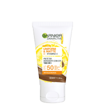 Protetor Solar com Cor Garnier SkinActive Uniform & Matte Vitamina C FPS 50 Negra 40g