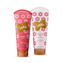 São dois frascos de produtos para cabelos da marca Sophie do Boticário. Um frasco rosa contém shampoo e um frasco branco contém condicionador. Ambos os frascos têm 200ml e estão decorados com flores e uma borboleta dourada com o nome "Sophie".