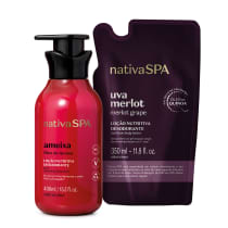 Nativa SPA apresenta dois produtos de beleza: uma loção corporal nutritiva desodorante Ameixa com óleo de quinoa em frasco rosa e uma loção nutritiva desodorante Uva Merlot em embalagem roxa.