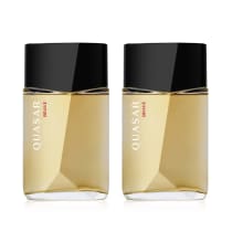 Dois frascos de perfume Quasar Brave, com embalagem preta brilhante e detalhes dourados. Os frascos possuem formato geométrico e contêm o nome da marca e a palavra "Brave" impressos.