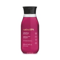 Sabonete líquido perfumado Nativa SPA ameixa, com óleo de quinoa. Frasco plástico transparente de 250 ml com tampa preta. Líquido de cor rosa intenso. . Símbolos indicando que é vegano, não testado em animais e possui certificação orgânica.