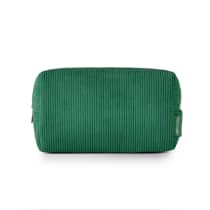 O produto apresentado é uma necessaire de cor verde escuro, com textura de costuras em relevo. Possui um zíper na parte superior e uma etiqueta com o logotipo da marca O Boticário visível.