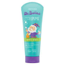 Shampoo infantil da marca Dr. Botica. Rótulo com ilustração de um feiticeiro sorridente segurando uma varinha mágica e uma poção, com estrelas e símbolos mágicos ao redor. Textos "porção da espuma" "sem lágrimas", "cabelinho perfumado".