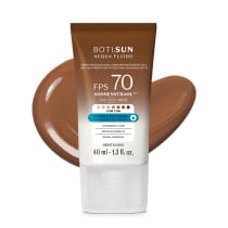 Protetor solar facial fluido da marca Boti Sun, com FPS 70 e textura aquosa, em embalagem de 40 ml com rótulo em tons de marrom e azul, destacando propriedades como uniformidade, absorção rápida e proteção imediata.