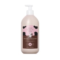 Loção corporal com aroma de chocolate. Embalagem plástica na cor rosa claro com detalhes em marrom. Rótulo com o nome do produto "Deleite Chocolatudo" e a marca "Cuide-se Bem" . Ilustração de uma vaca vestida como chef segurando um coração de chocolate.