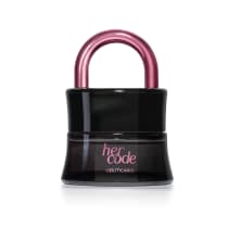 O produto é a fragrância feminina Her Code da marca o Boticário. O frasco em formato de cadeado é preto brilhante com detalhes em rosa. Na parte frontal do frasco está impresso  "her code" em letras minúsculas rosa. Abaixo está escrito "o Boticario".
