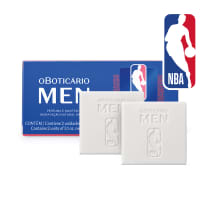O produto apresentado é um conjunto de dois sabonetes da linha Obticario Men, com a logomarca da NBA (National Basketball Association) impressa na embalagem. A embalagem é azul e vermelha, com o texto "Obticario Men" destacado.