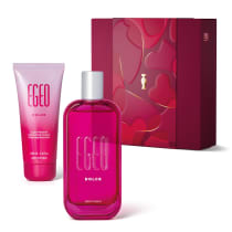 Kit de produtos da linha Egeo Dolce, incluindo um frasco de desodorante colônia rosa e um tubo de loção corporal hidratante rosa, acondicionados em uma caixa vermelha com detalhes em dourado.