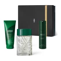Kit de produtos de beleza da marca Arbo, incluindo um frasco de fragrância, um desodorante em spray e um gel de banho, todos em embalagens verdes com detalhes em dourado.