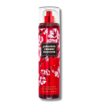 Frasco de spray corporal da Bath & Body Works com aroma de flor de cerejeira japonesa, em embalagem vermelha com estampa floral, contendo 236 ml do produto.