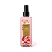 Perfume em frasco spray transparente com líquido rosa. Rótulo com detalhes de macarons e flores. No centro, retângulo dourado com o nome "Eudora Instance Macaron de Framboesa".  Frasco com tampa spray preta fosca.