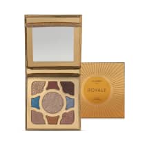 O produto apresentado é uma paleta de sombras de olhos da marca Eudora. Possui um design elegante, com uma moldura dourada e um espelho. Contém uma variedade de tons neutros, como marrons, cinzas e azuis, com acabamentos variados, como brilhantes e mates.
