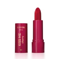 O produto apresentado é um batom da linha Soul da marca Eudora, "Kiss me cherry". A embalagem é composta por um tubo de cor rosa escuro, com o nome da marca e da linha impressos em dourado. O batom em si possui uma tonalidade vermelha.