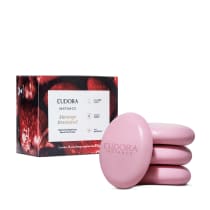 O produto apresentado é um conjunto de sabonetes vegetais da marca Eudora Instance, com fragrância de morango irresistível. A embalagem consiste em uma caixa vermelha e preta, contendo 4 sabonetes em formato oval de cor rosa.
