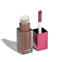 Frasco de vidro com gloss labial em tom rosado, embalado em caixa rosa. Rótulo com a marca "Nina Secrets" e nome do produto "Gloss Crystal".