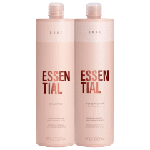 Dois frascos plásticos de shampoo e condicionador da marca Brae, na linha Essential. Os frascos têm formato cilíndrico e cor rosa claro. Na frente, está impresso "Essential" em letras marrons, abaixo do nome da marca Brae.