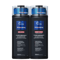 A imagem apresenta um shampoo e um condicionador, ambos com embalagens plásticas pretas de 300ml. Os frascos possuem um detalhe azul claro com o nome da linha "Frizz Zero" e o logo da Truss.